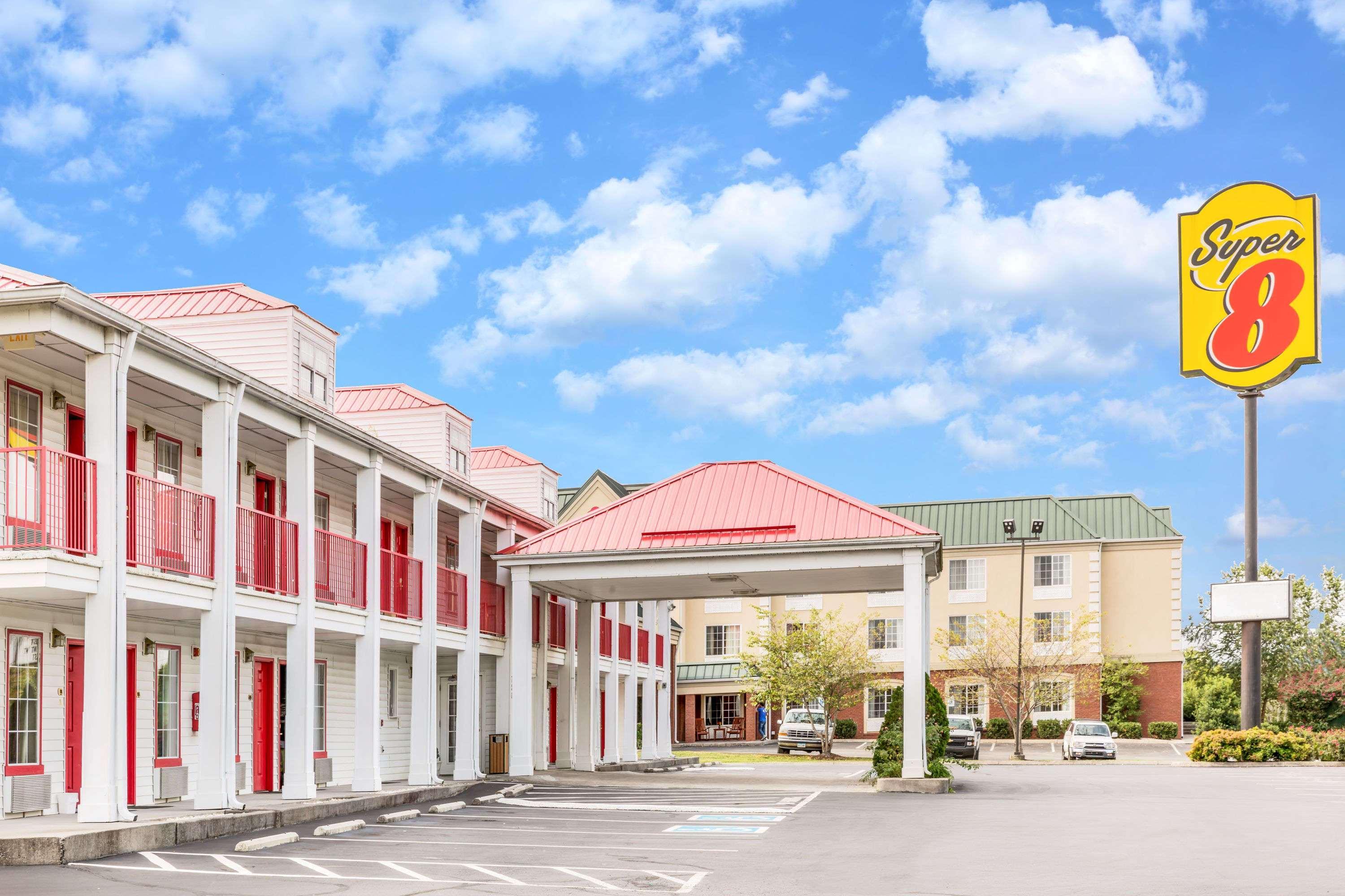 Super 8 By Wyndham Clinton Hotel Exterior photo