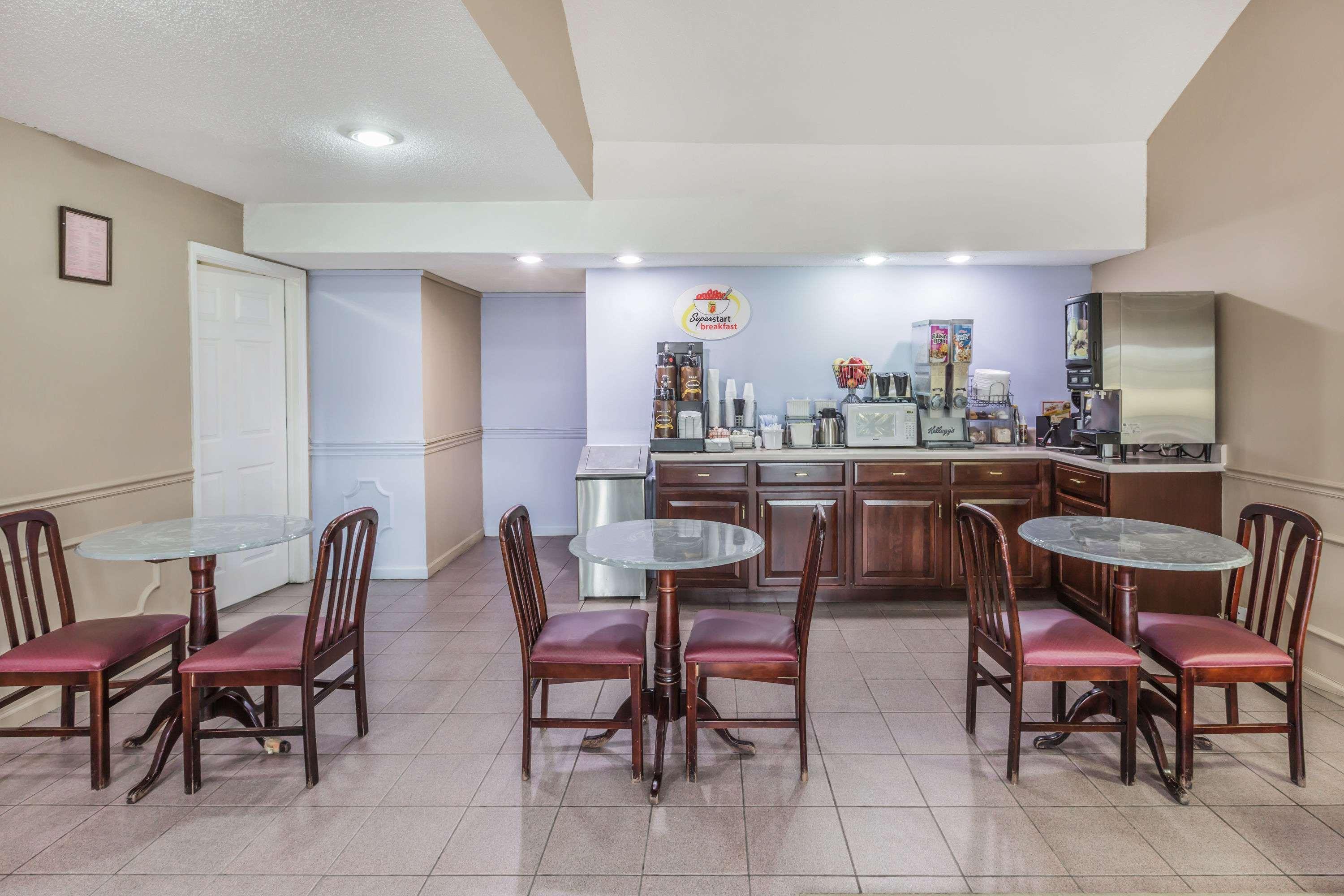 Super 8 By Wyndham Clinton Hotel Exterior photo