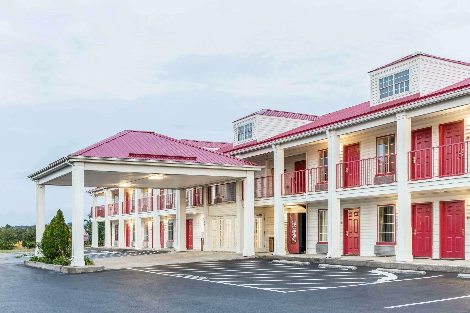 Super 8 By Wyndham Clinton Hotel Exterior photo